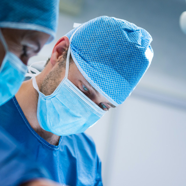 Implantologe bei Operation